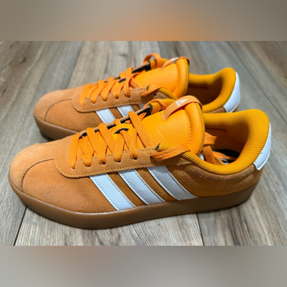Women’s Adidas VL Court 3.0 'Crew Orange' Cloud White Suede Sneakers Size 8 EUC